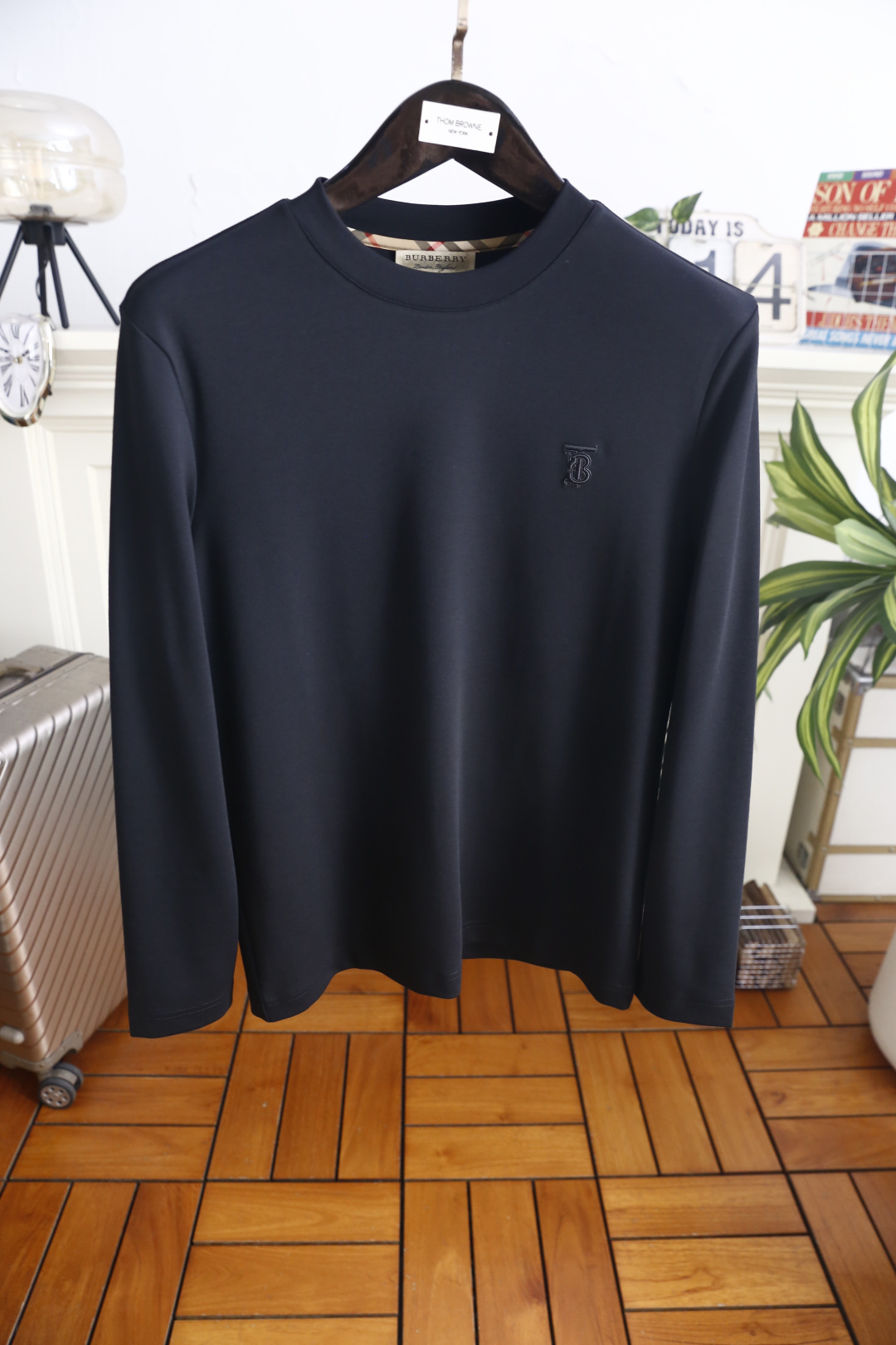 🔥巴宝丽. 26早秋新品！时尚男士轻奢长袖打底衫，经典圆领内里格纹包边流露大牌巧思，胸口立体刺绣标识低调彰显辨识度，合身