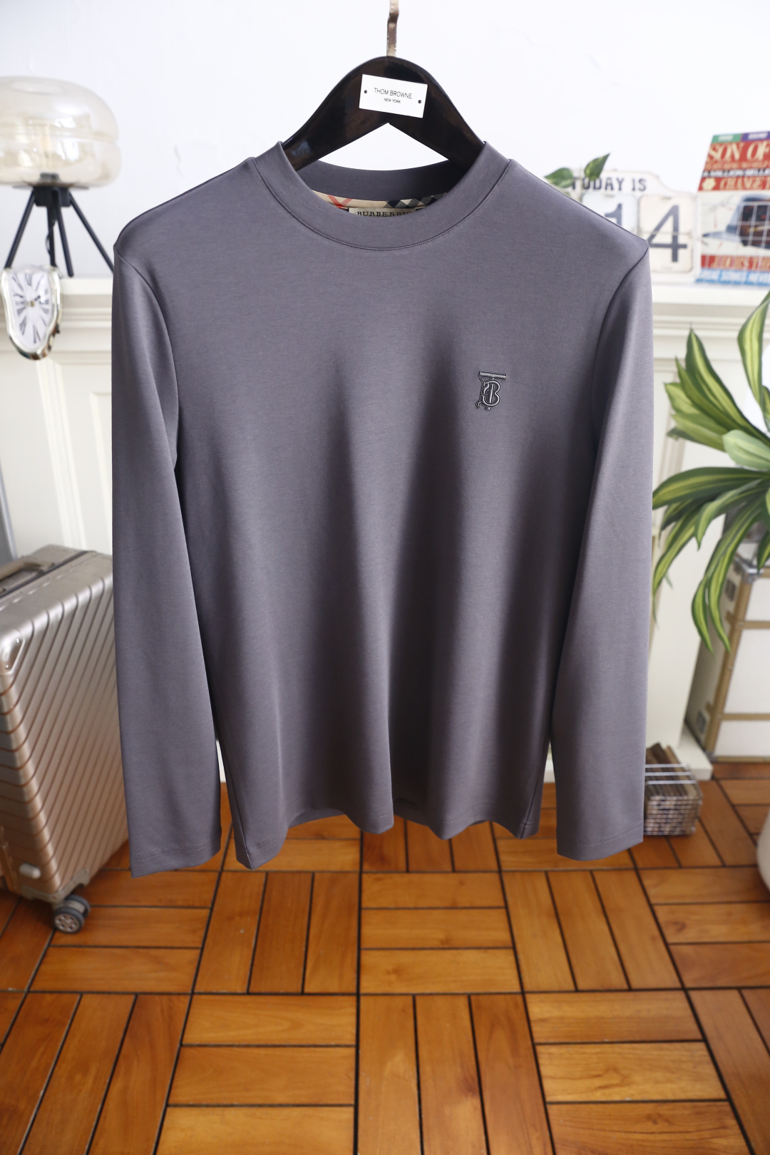 🔥巴宝丽. 26早秋新品！时尚男士轻奢长袖打底衫，经典圆领内里格纹包边流露大牌巧思，胸口立体刺绣标识低调彰显辨识度，合身