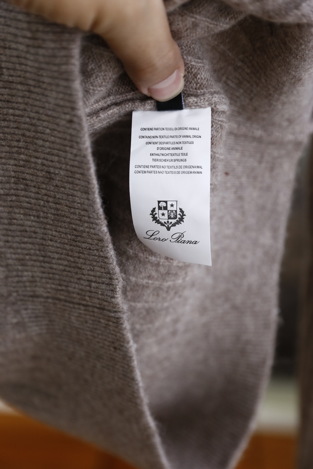 🔥Loro Piana. 26秋冬新款！时尚男士半拉链立领针织衫，复古立体麻花纹理，半开拉链立领设计，罗纹领、袖口与下摆