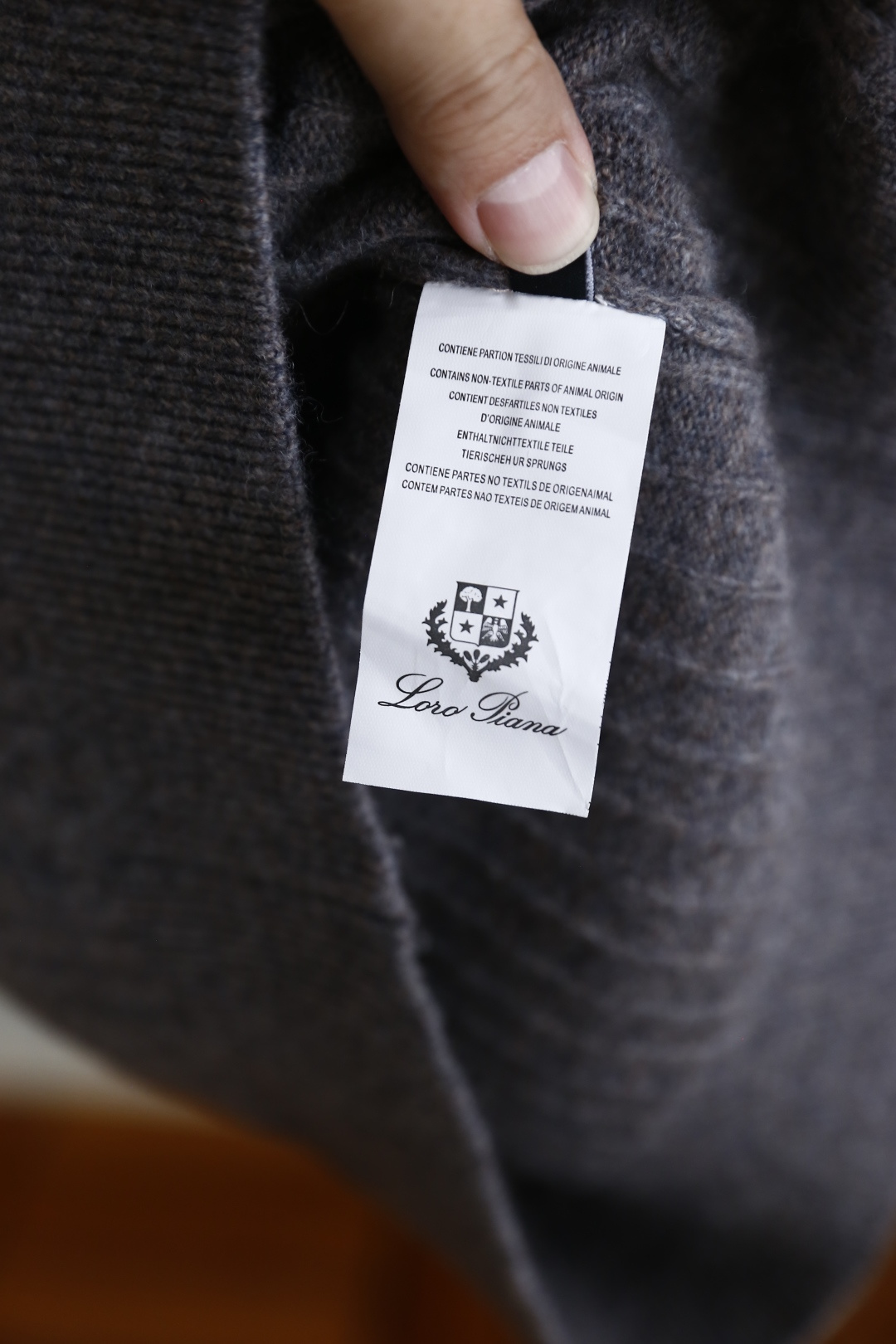 🔥Loro Piana. 26秋冬新款！时尚男士半拉链立领针织衫，复古立体麻花纹理，半开拉链立领设计，罗纹领、袖口与下摆