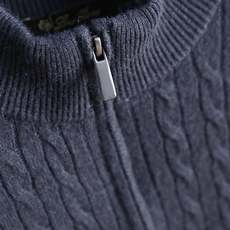 🔥Loro Piana. 26秋冬新款!时尚男士半拉链立领针织衫,复古立体麻花纹理,半开拉链立领设计,罗纹领、袖口与下摆 🔥Loro Piana. 26秋冬新款!时尚男士半拉链立领针织衫,复古立体麻花纹理,半开拉链立领设计,罗纹领、袖口与下摆