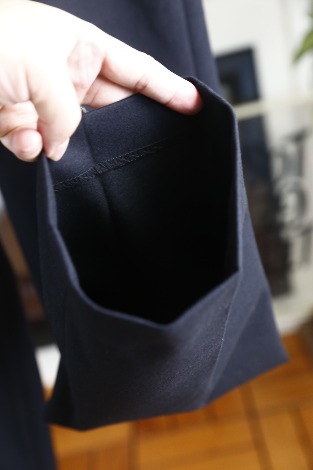 🔥Loro Piana. 26秋冬新款！时尚男士原单1.1商务西裤，经典裤袢腰头设计，后袋纽扣加固，走线工整考究。利落微