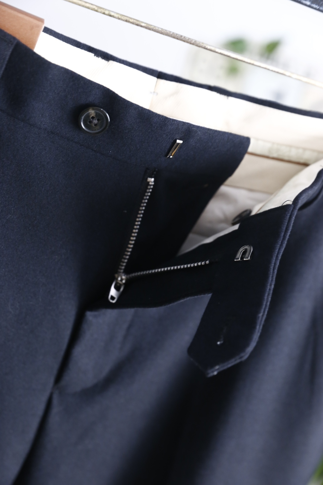 🔥Loro Piana. 26秋冬新款！时尚男士原单1.1商务西裤，经典裤袢腰头设计，后袋纽扣加固，走线工整考究。利落微