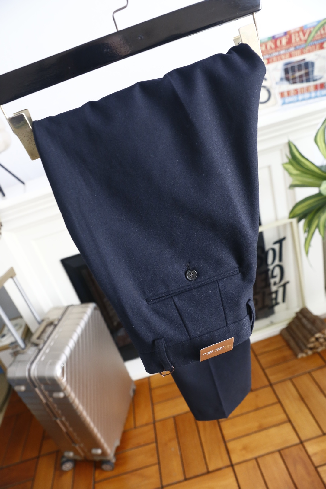 🔥Loro Piana. 26秋冬新款！时尚男士原单1.1商务西裤，经典裤袢腰头设计，后袋纽扣加固，走线工整考究。利落微