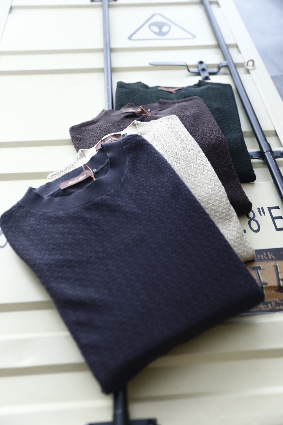 🔥Loro Piana. 26秋冬新款！时尚男士半高领针织衫，面料含绵羊毛，衣身精致立体菱格提花纹理，肌理层次饱满耐看。