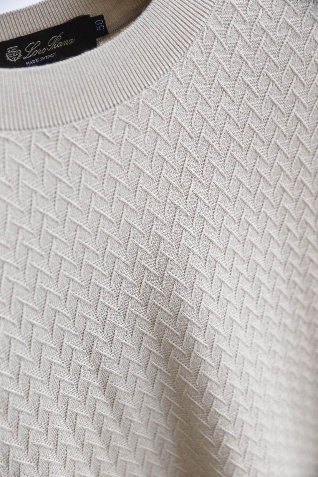 🔥Loro Piana. 26秋冬新款！时尚男士半高领针织衫，面料含绵羊毛，衣身精致立体菱格提花纹理，肌理层次饱满耐看。