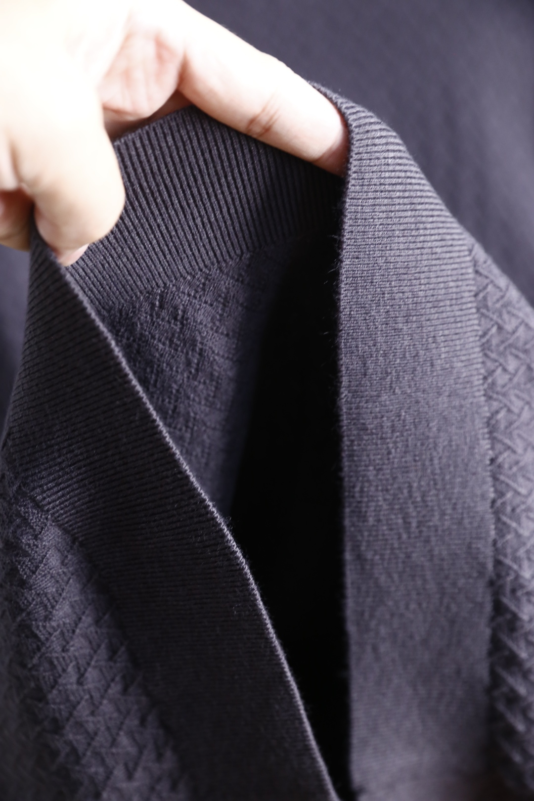 🔥Loro Piana. 26秋冬新款！时尚男士半高领针织衫，面料含绵羊毛，衣身精致立体菱格提花纹理，肌理层次饱满耐看。