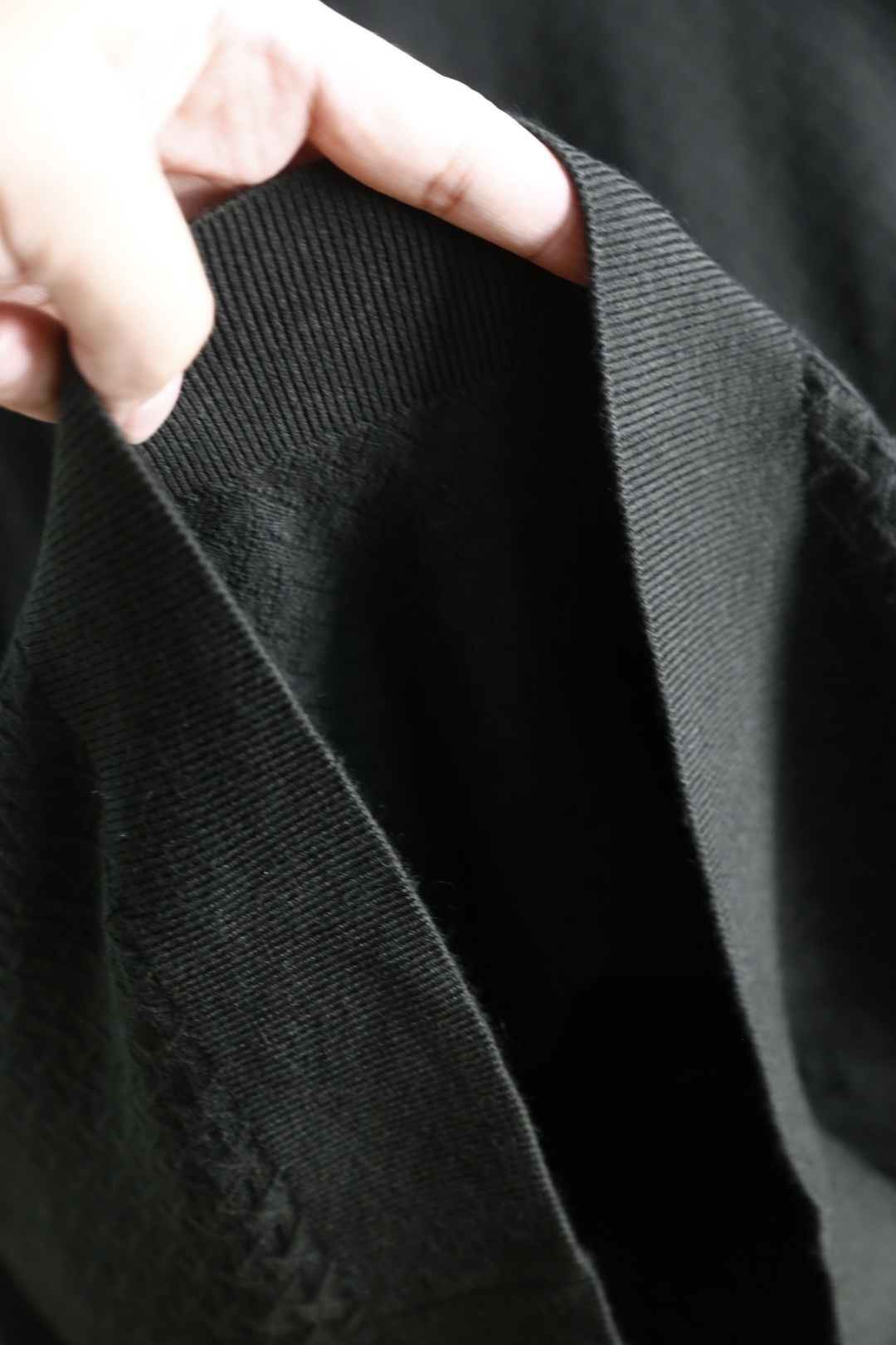 🔥Loro Piana. 26秋冬新款！时尚男士半高领针织衫，面料含绵羊毛，衣身精致立体菱格提花纹理，肌理层次饱满耐看。