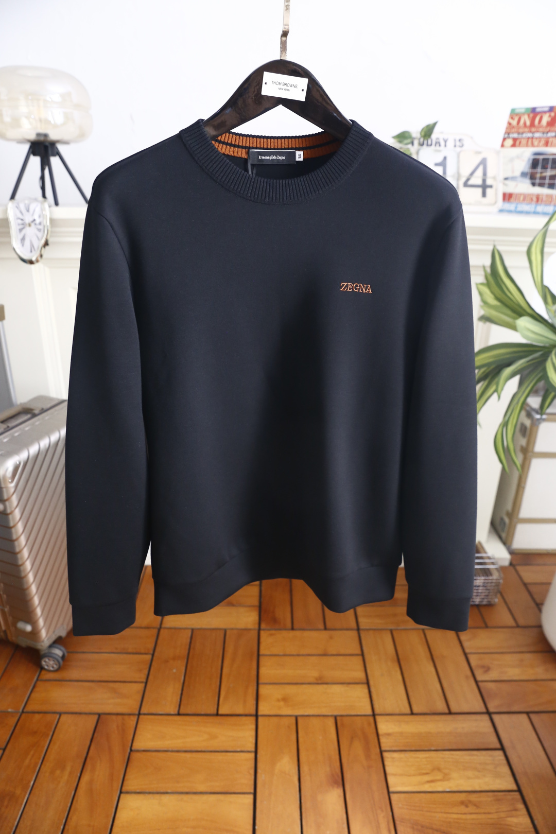 🔥杰尼亚. 26秋季新品！时尚男士圆领卫衣，承袭奢牌极简设计美学，胸口精致品牌字母刺绣标识低调彰显品牌辨识度，领口内里撞