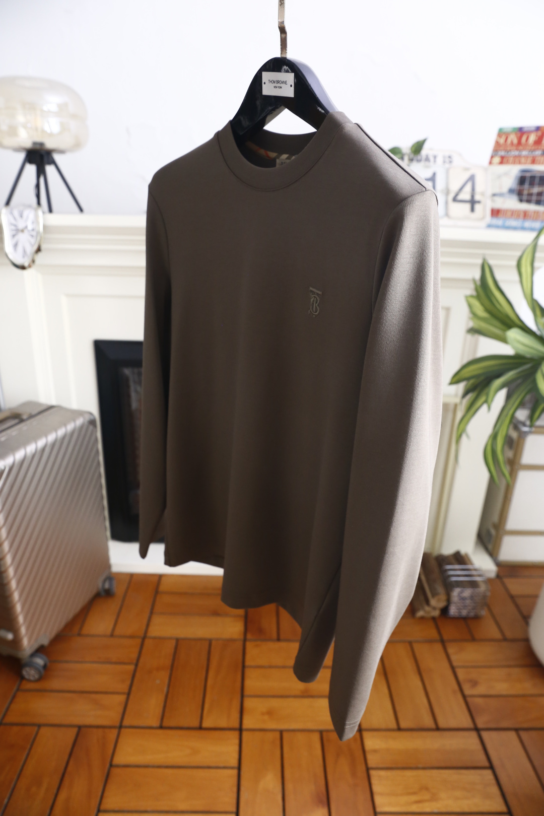 🔥巴宝丽. 26早秋新品！时尚男士轻奢长袖打底衫，经典圆领内里格纹包边流露大牌巧思，胸口立体刺绣标识低调彰显辨识度，合身
