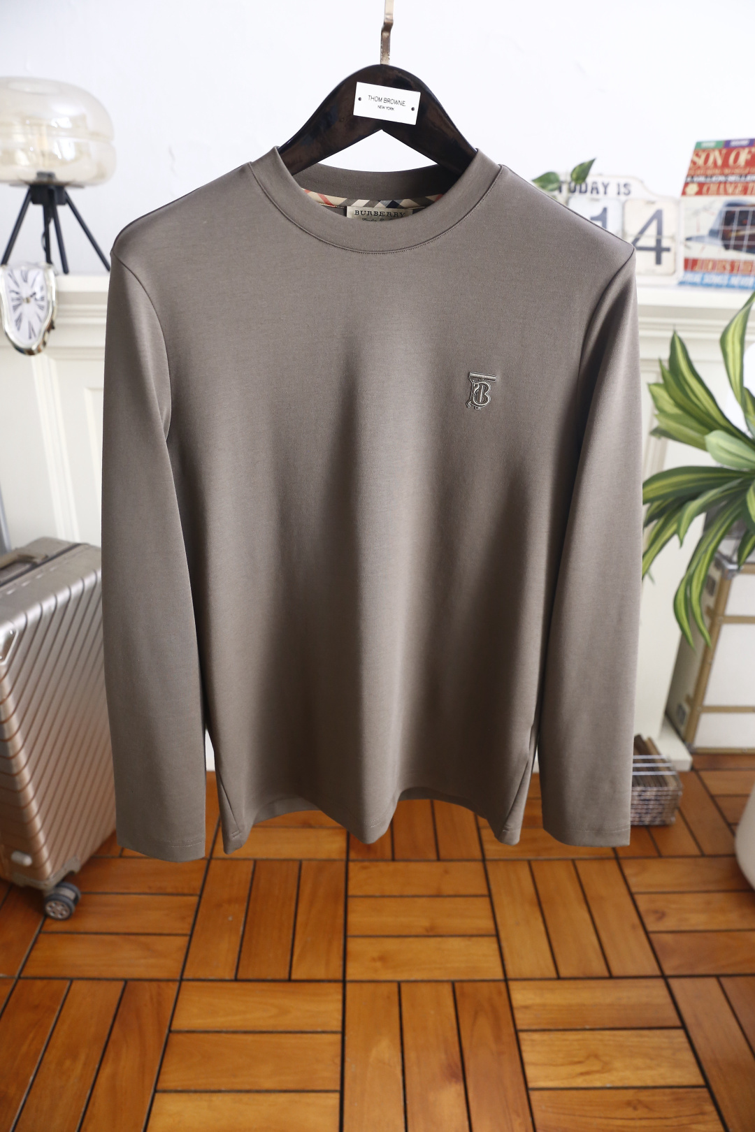 🔥巴宝丽. 26早秋新品！时尚男士轻奢长袖打底衫，经典圆领内里格纹包边流露大牌巧思，胸口立体刺绣标识低调彰显辨识度，合身