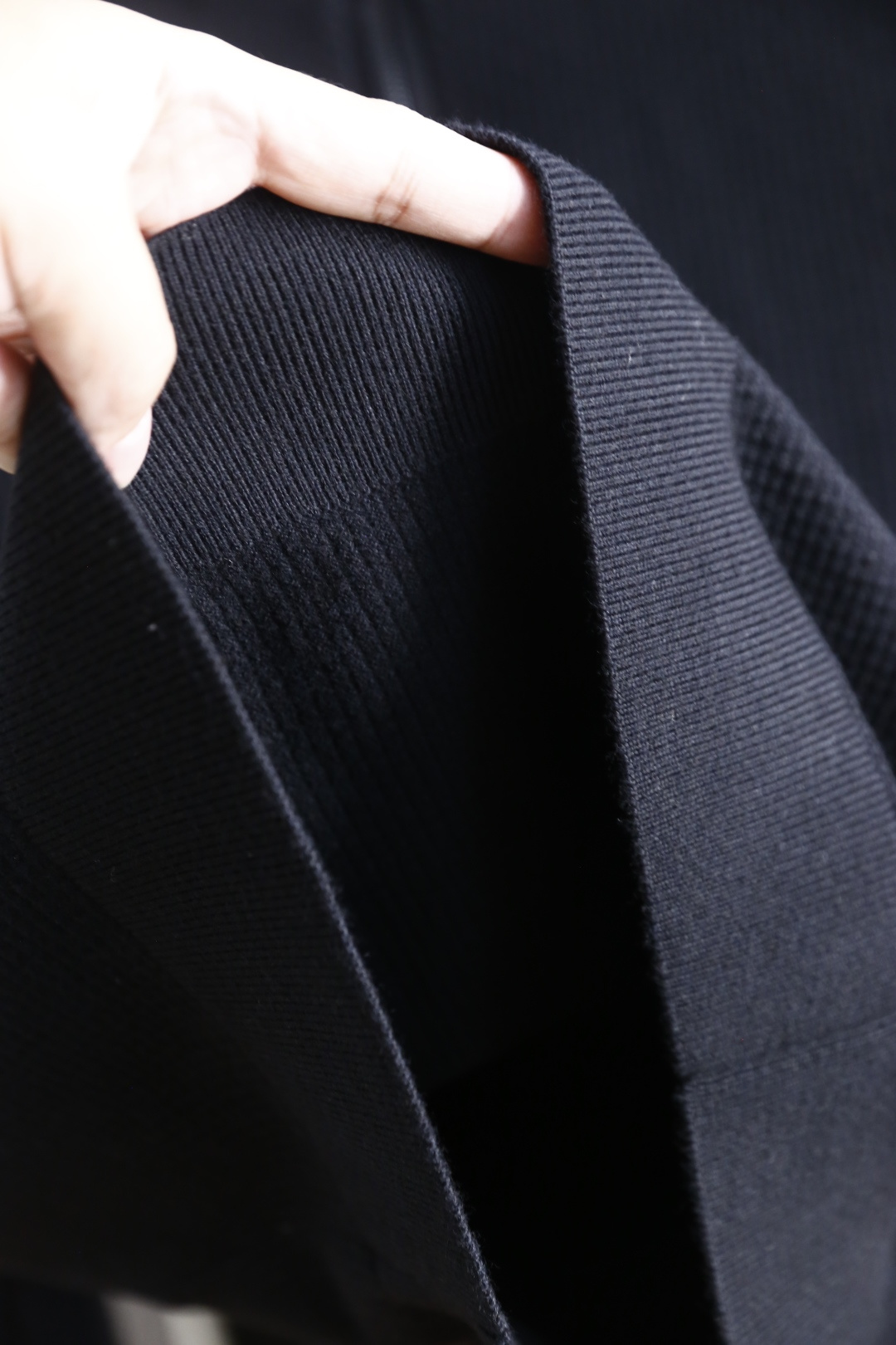 🔥Loro Piana. 26秋冬新款！时尚男士半拉链立领针织衫，细腻华夫格肌理质感出众，半开拉链领口可自由调节。罗纹收