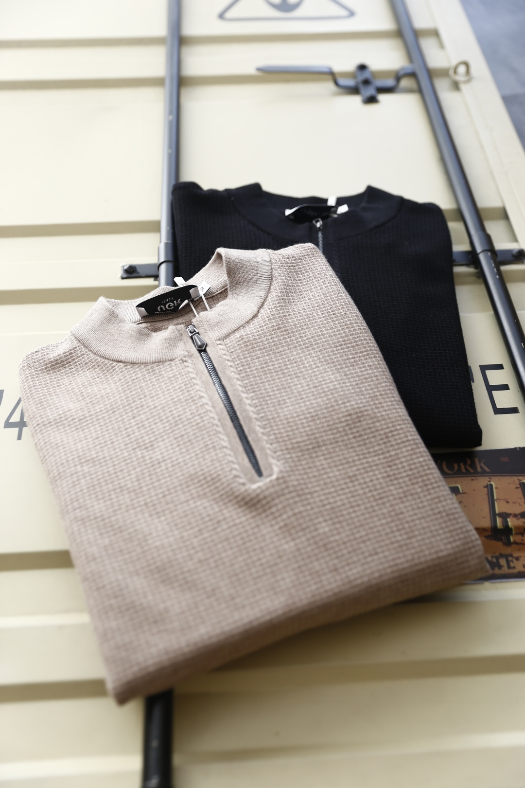 🔥Loro Piana. 26秋冬新款！时尚男士半拉链立领针织衫，细腻华夫格肌理质感出众，半开拉链领口可自由调节。罗纹收