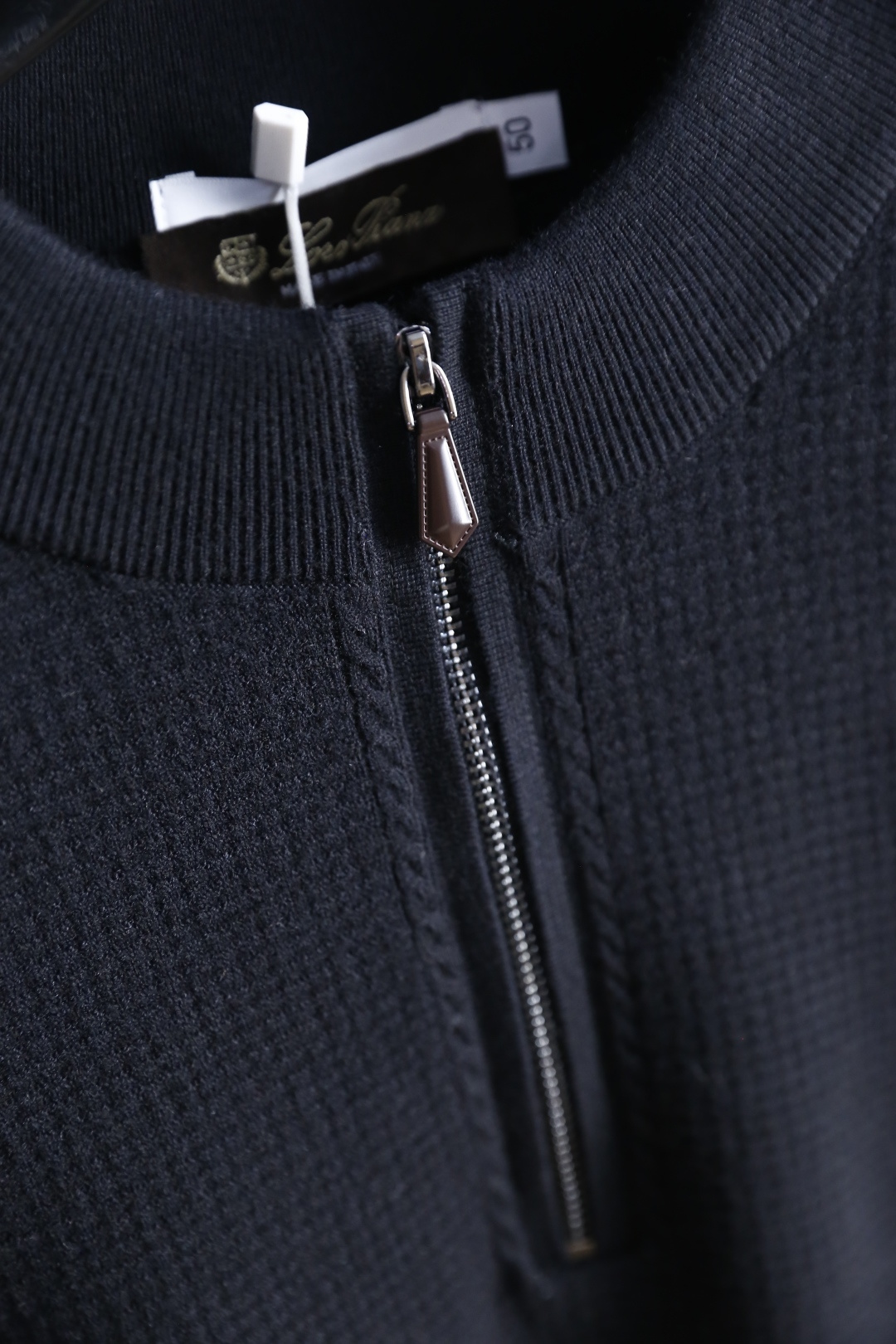 🔥Loro Piana. 26秋冬新款！时尚男士半拉链立领针织衫，细腻华夫格肌理质感出众，半开拉链领口可自由调节。罗纹收