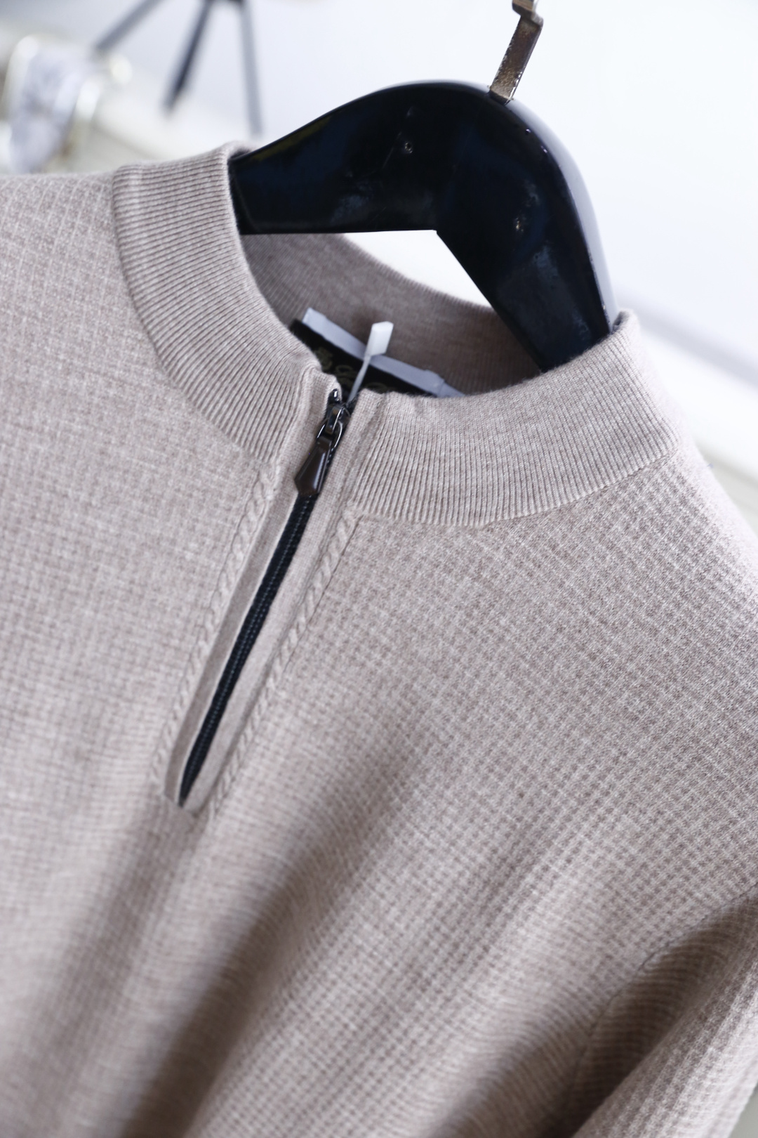 🔥Loro Piana. 26秋冬新款!时尚男士半拉链立领针织衫,细腻华夫格肌理质感出众,半开拉链领口可自由调节。罗纹收 🔥Loro Piana. 26秋冬新款!时尚男士半拉链立领针织衫,细腻华夫格肌理质感出众,半开拉链领口可自由调节。罗纹收