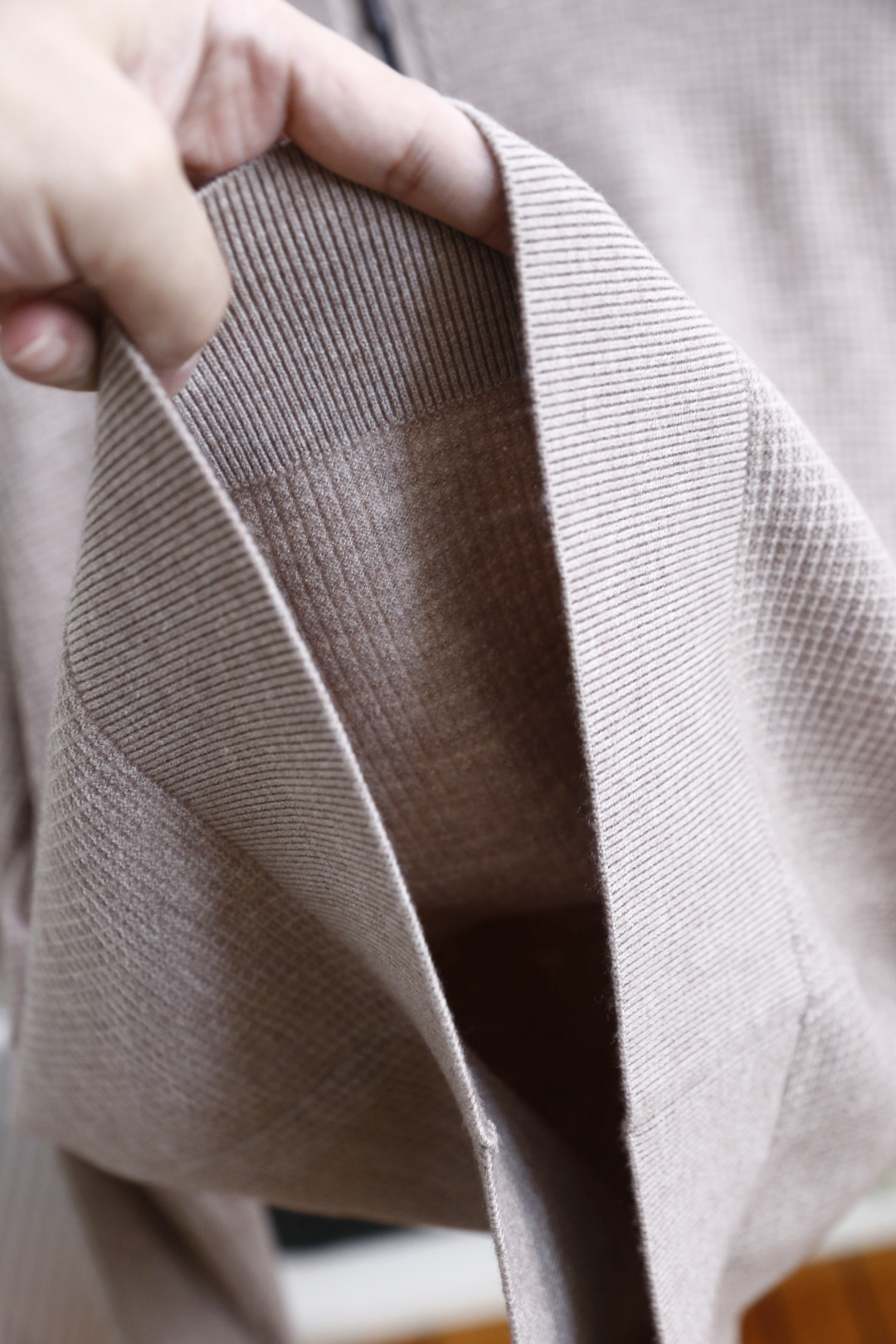 🔥Loro Piana. 26秋冬新款!时尚男士半拉链立领针织衫,细腻华夫格肌理质感出众,半开拉链领口可自由调节。罗纹收 🔥Loro Piana. 26秋冬新款!时尚男士半拉链立领针织衫,细腻华夫格肌理质感出众,半开拉链领口可自由调节。罗纹收