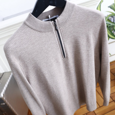 🔥Loro Piana. 26秋冬新款!时尚男士半拉链立领针织衫,细腻华夫格肌理质感出众,半开拉链领口可自由调节。罗纹收 🔥Loro Piana. 26秋冬新款!时尚男士半拉链立领针织衫,细腻华夫格肌理质感出众,半开拉链领口可自由调节。罗纹收