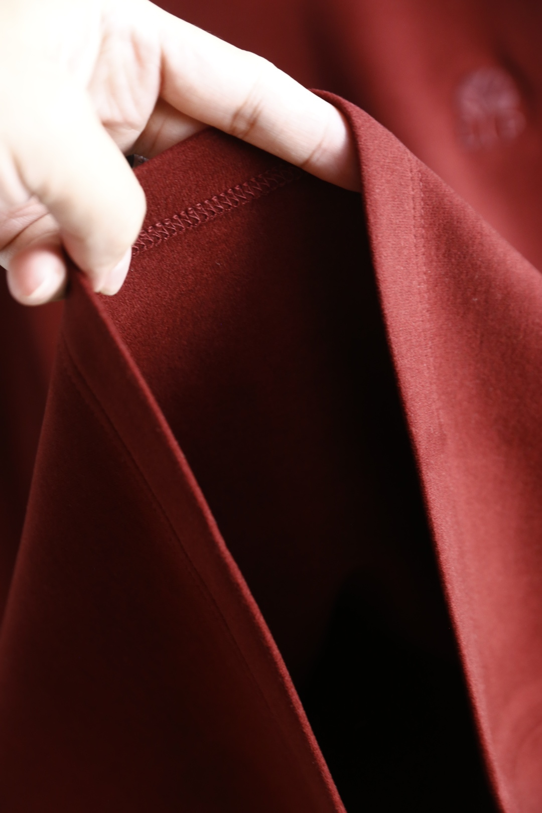 🔥Loro Piana. 26秋冬新款！时尚男士半高领打底衫，甄选暖姜羊绒蛋白面料，软糯温润亲肤锁温。简约半高领贴合颈部