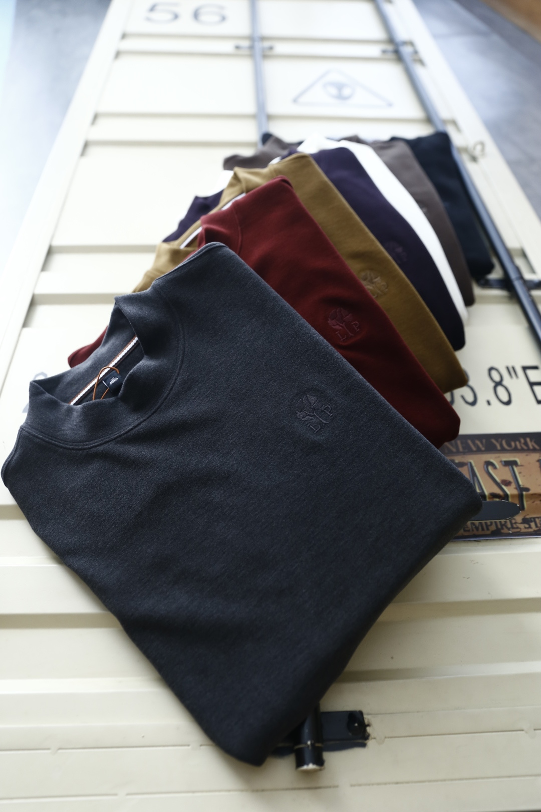🔥Loro Piana. 26秋冬新款！时尚男士半高领打底衫，甄选暖姜羊绒蛋白面料，软糯温润亲肤锁温。简约半高领贴合颈部