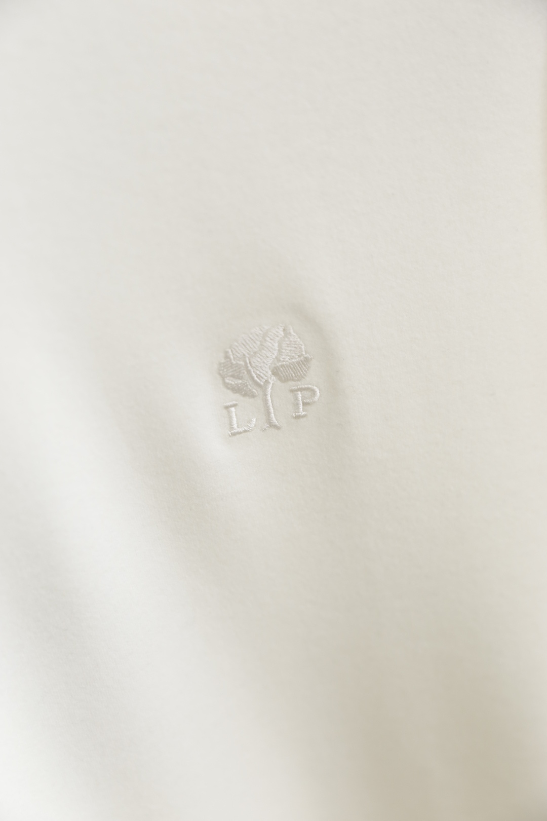 🔥Loro Piana. 26秋冬新款！时尚男士半高领打底衫，甄选暖姜羊绒蛋白面料，软糯温润亲肤锁温。简约半高领贴合颈部