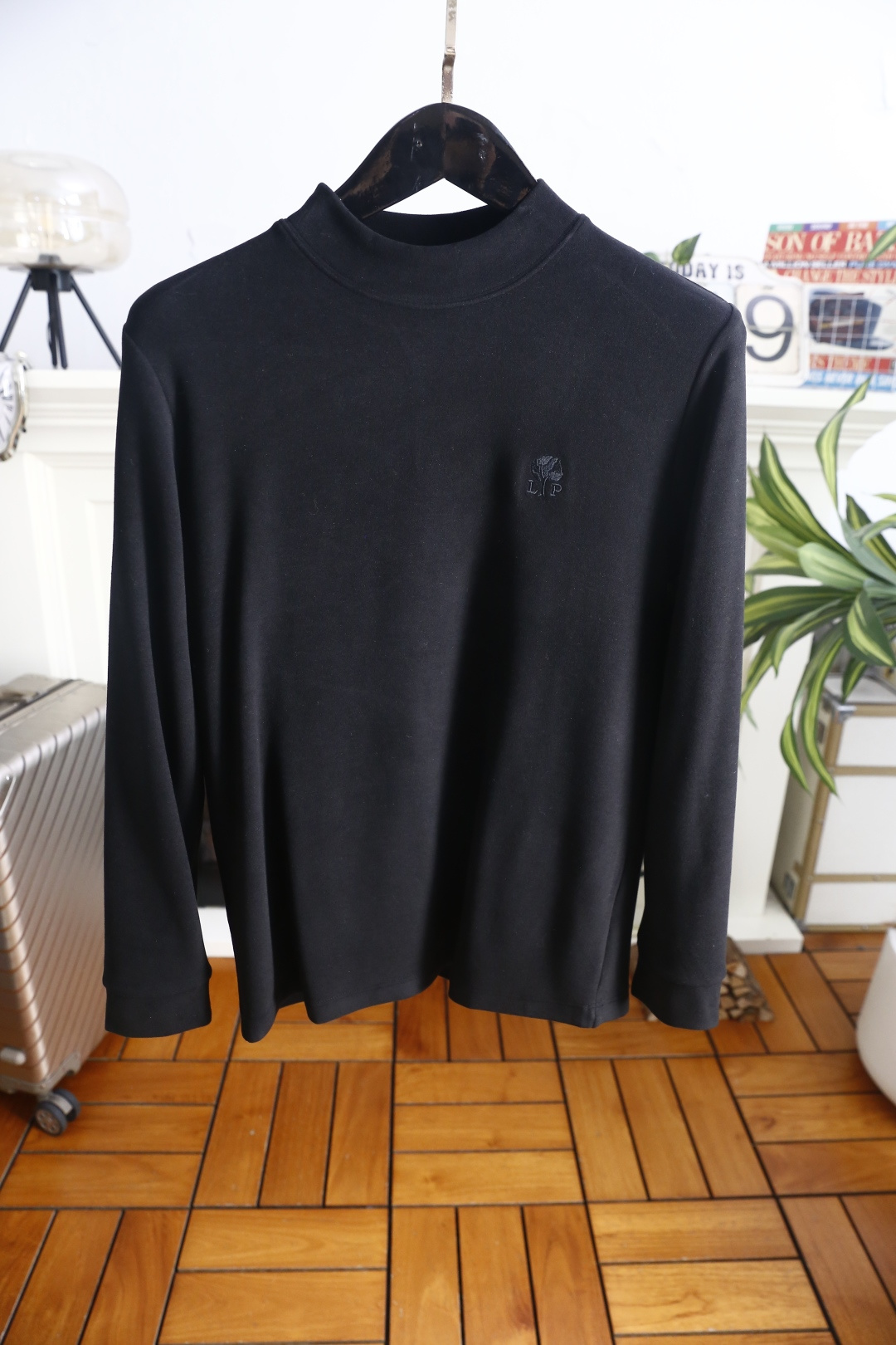 🔥Loro Piana. 26秋冬新款！时尚男士半高领打底衫，甄选暖姜羊绒蛋白面料，软糯温润亲肤锁温。简约半高领贴合颈部