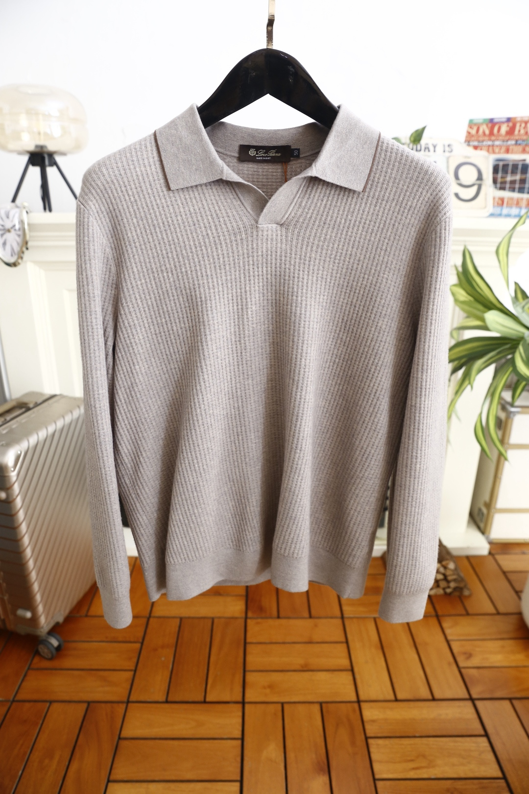 🔥Loro Piana. 26秋冬新款！时尚男士Polo领毛衫！细腻竖条肌理富有质感，简约小V翻领利落大气。面料甄选绵羊