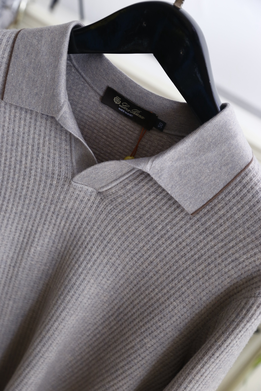 🔥Loro Piana. 26秋冬新款！时尚男士Polo领毛衫！细腻竖条肌理富有质感，简约小V翻领利落大气。面料甄选绵羊