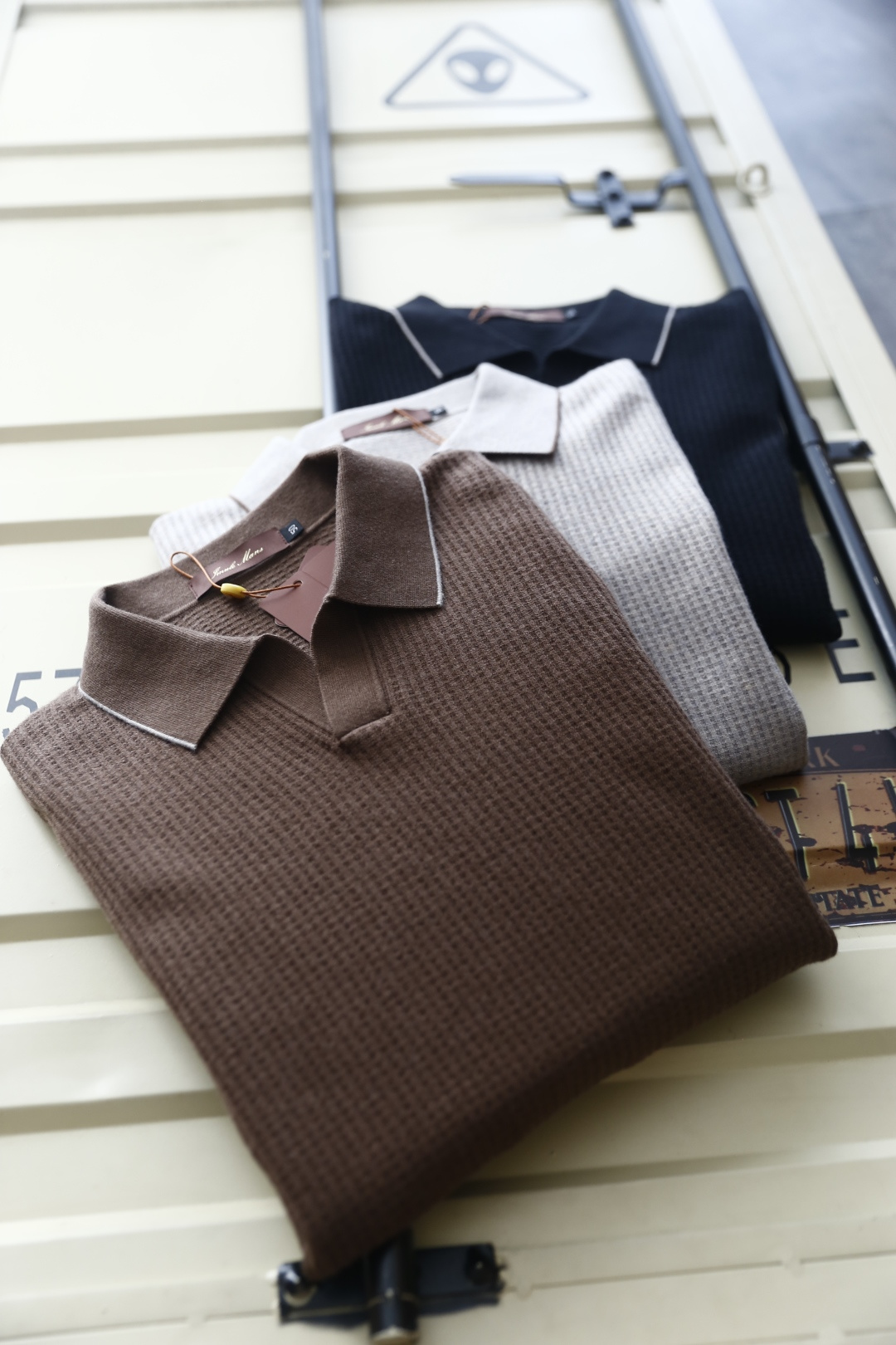 🔥Loro Piana. 26秋冬新款！时尚男士Polo领毛衫！细腻竖条肌理富有质感，简约小V翻领利落大气。面料甄选绵羊