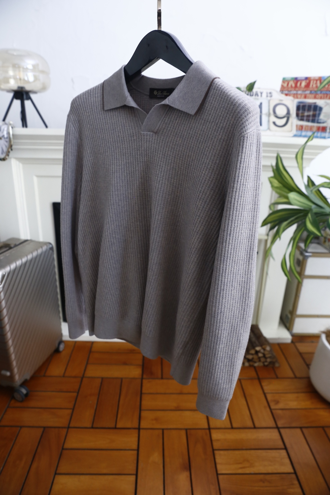 🔥Loro Piana. 26秋冬新款！时尚男士Polo领毛衫！细腻竖条肌理富有质感，简约小V翻领利落大气。面料甄选绵羊