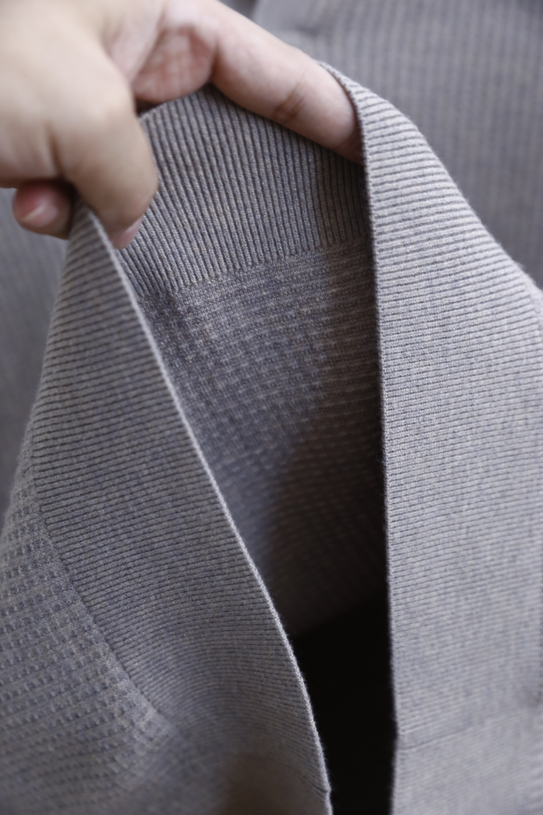 🔥Loro Piana. 26秋冬新款！时尚男士Polo领毛衫！细腻竖条肌理富有质感，简约小V翻领利落大气。面料甄选绵羊