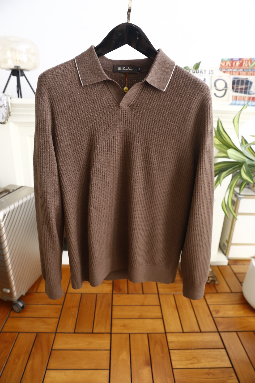 🔥Loro Piana. 26秋冬新款！时尚男士Polo领毛衫！细腻竖条肌理富有质感，简约小V翻领利落大气。面料甄选绵羊