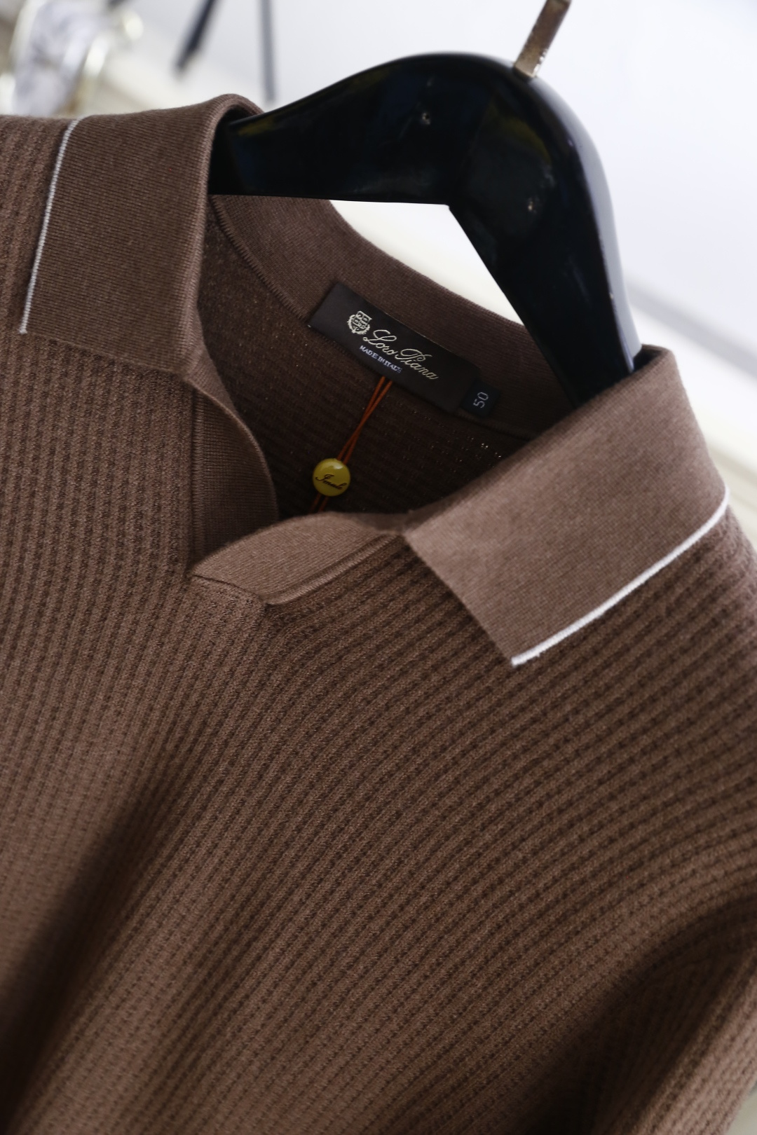 🔥Loro Piana. 26秋冬新款！时尚男士Polo领毛衫！细腻竖条肌理富有质感，简约小V翻领利落大气。面料甄选绵羊