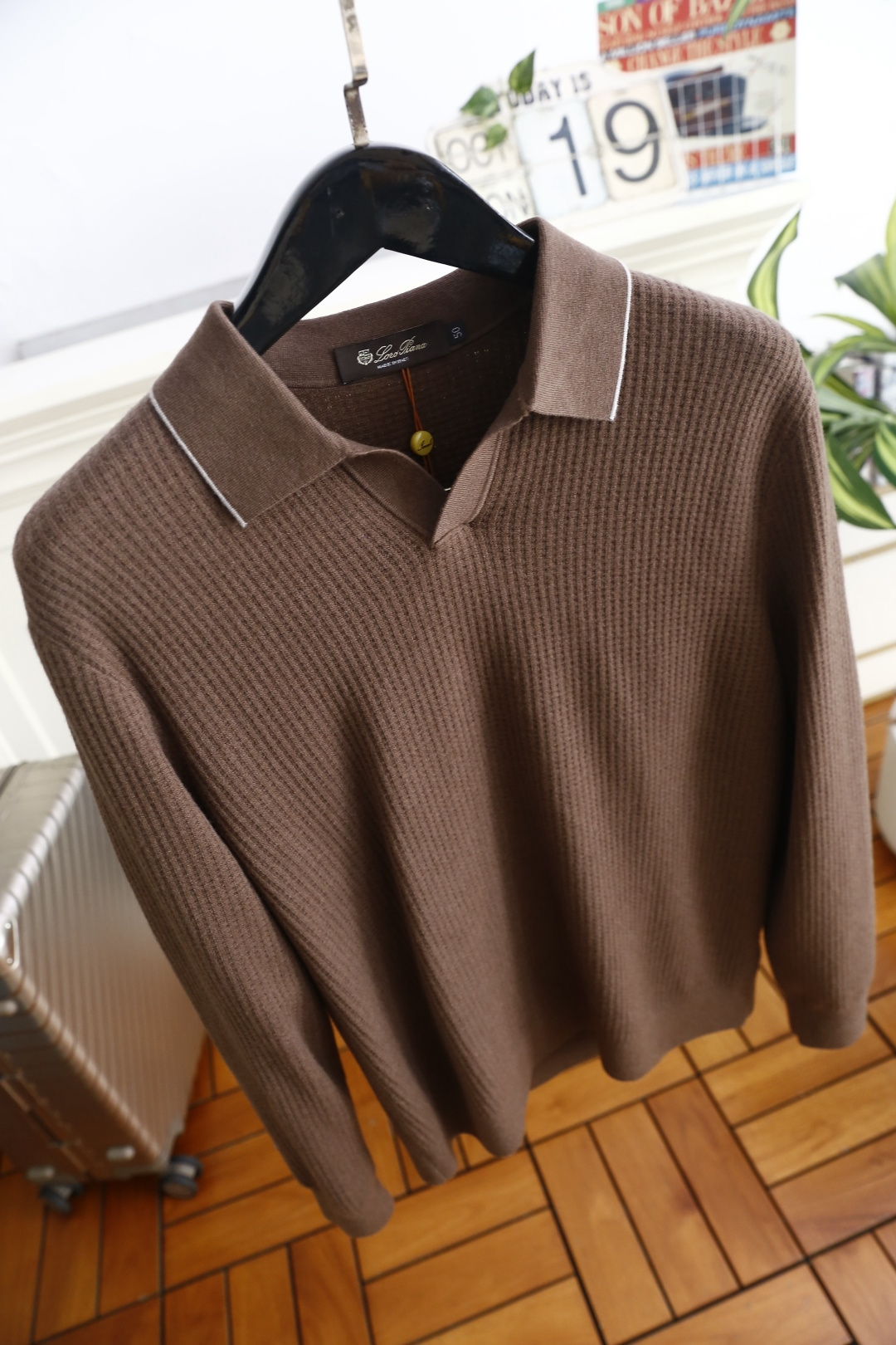 🔥Loro Piana. 26秋冬新款！时尚男士Polo领毛衫！细腻竖条肌理富有质感，简约小V翻领利落大气。面料甄选绵羊