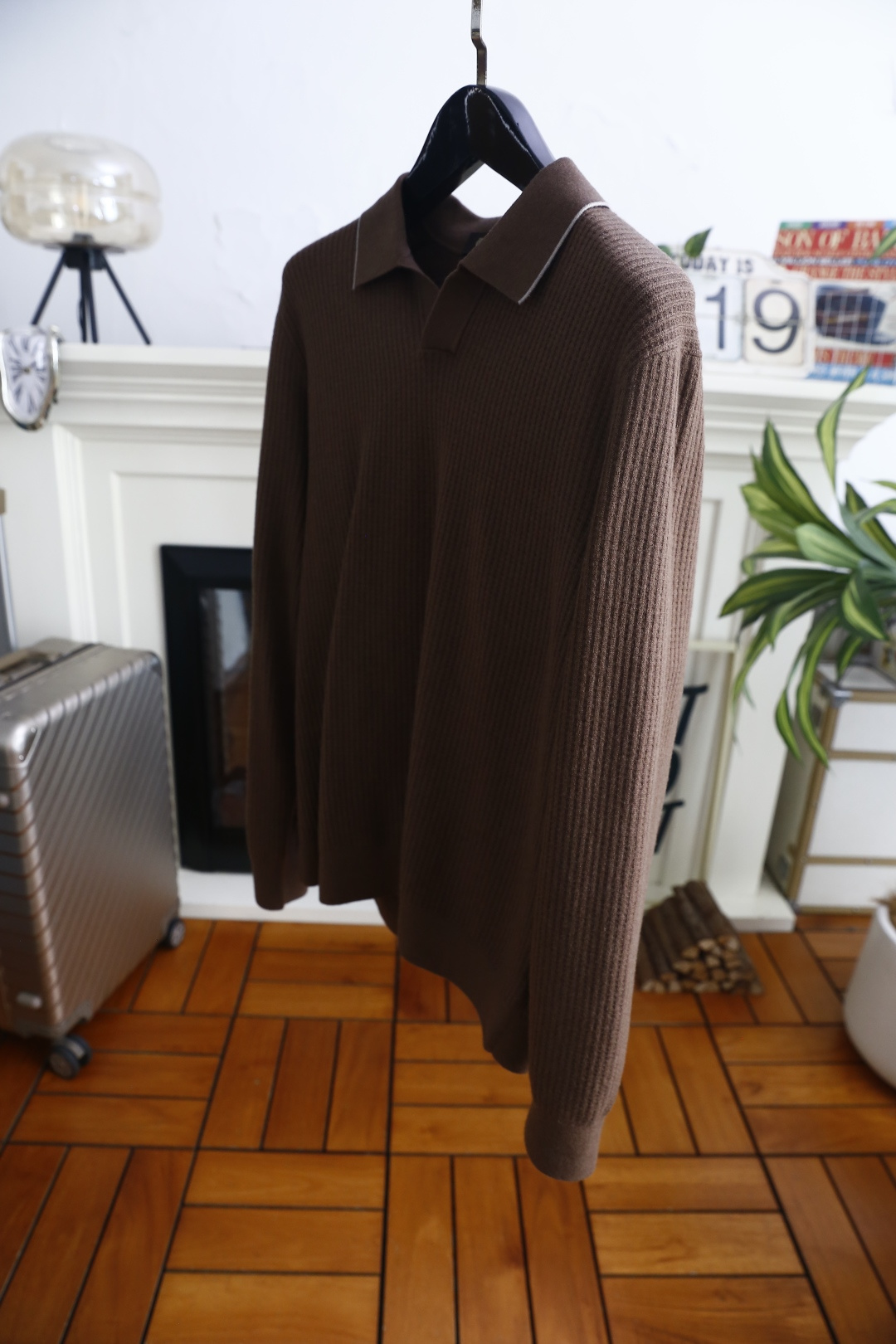🔥Loro Piana. 26秋冬新款！时尚男士Polo领毛衫！细腻竖条肌理富有质感，简约小V翻领利落大气。面料甄选绵羊