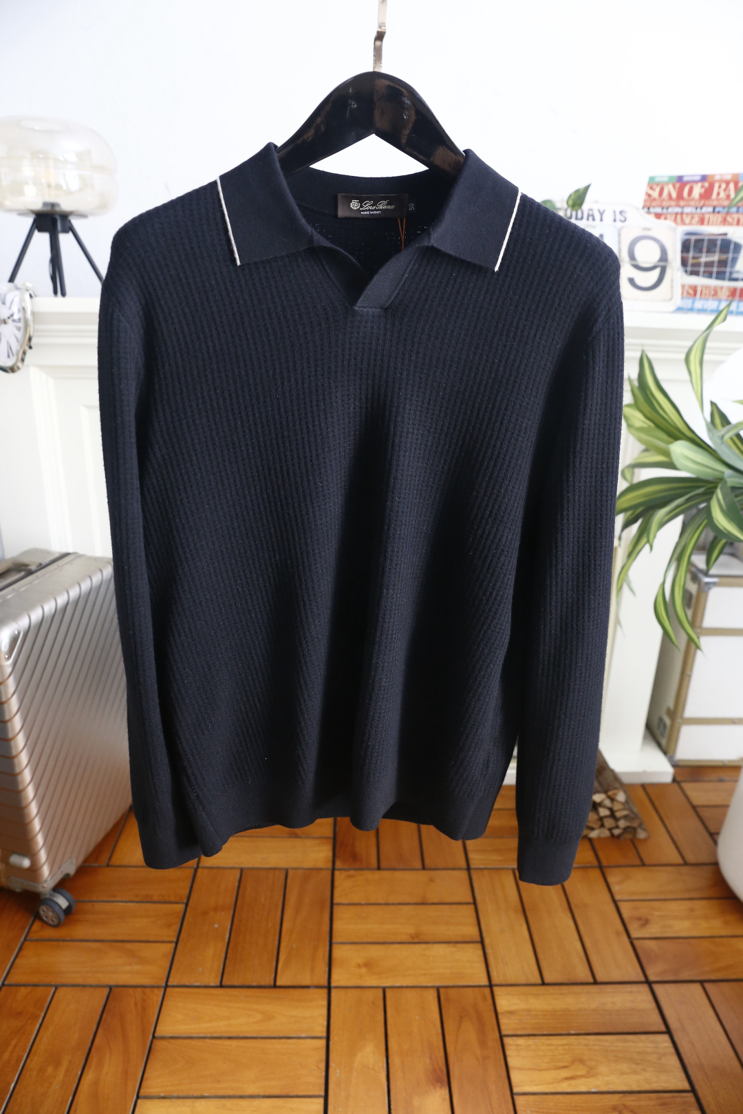 🔥Loro Piana. 26秋冬新款！时尚男士Polo领毛衫！细腻竖条肌理富有质感，简约小V翻领利落大气。面料甄选绵羊