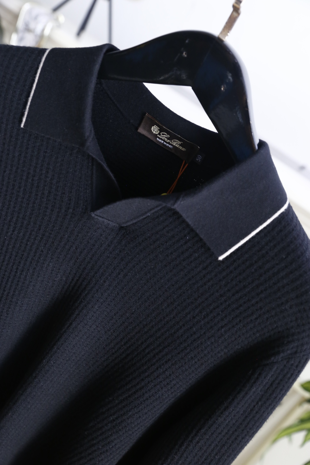 🔥Loro Piana. 26秋冬新款！时尚男士Polo领毛衫！细腻竖条肌理富有质感，简约小V翻领利落大气。面料甄选绵羊