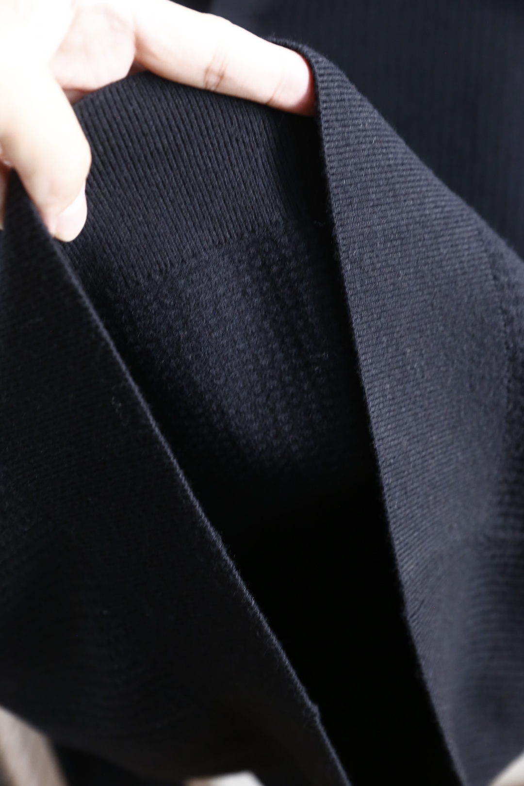 🔥Loro Piana. 26秋冬新款！时尚男士Polo领毛衫！细腻竖条肌理富有质感，简约小V翻领利落大气。面料甄选绵羊