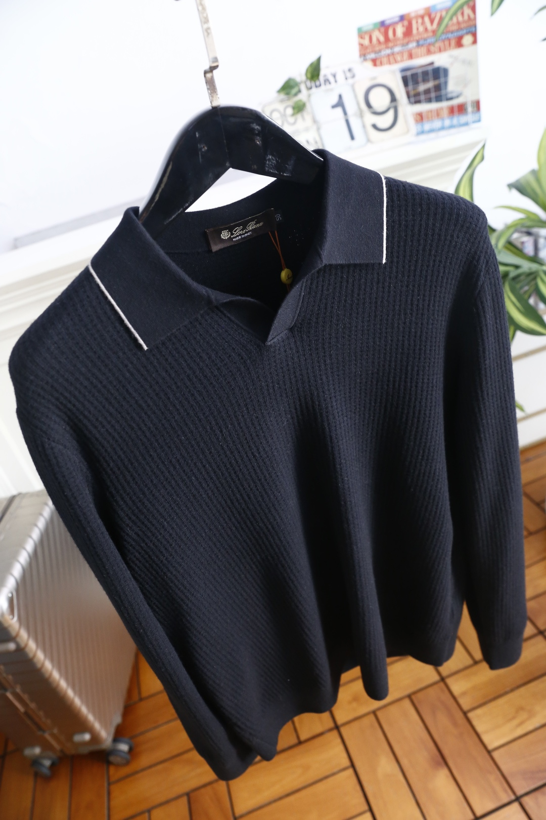 🔥Loro Piana. 26秋冬新款！时尚男士Polo领毛衫！细腻竖条肌理富有质感，简约小V翻领利落大气。面料甄选绵羊