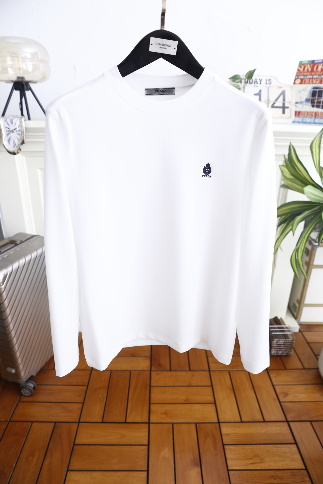 🔥普拉达. 26秋季新品！时尚男士长袖打底T恤，奢牌简约高级调性，胸口精致徽章品牌刺绣小巧醒目，圆领版型工整贴合颈部，利
