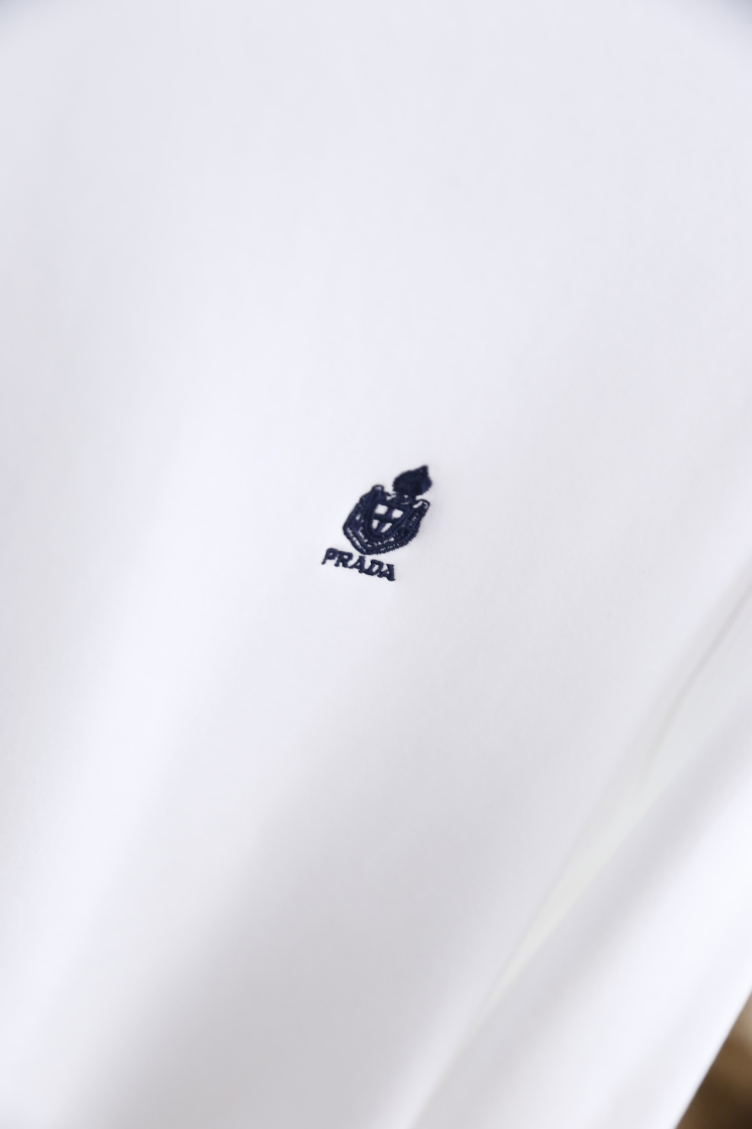 🔥普拉达. 26秋季新品！时尚男士长袖打底T恤，奢牌简约高级调性，胸口精致徽章品牌刺绣小巧醒目，圆领版型工整贴合颈部，利