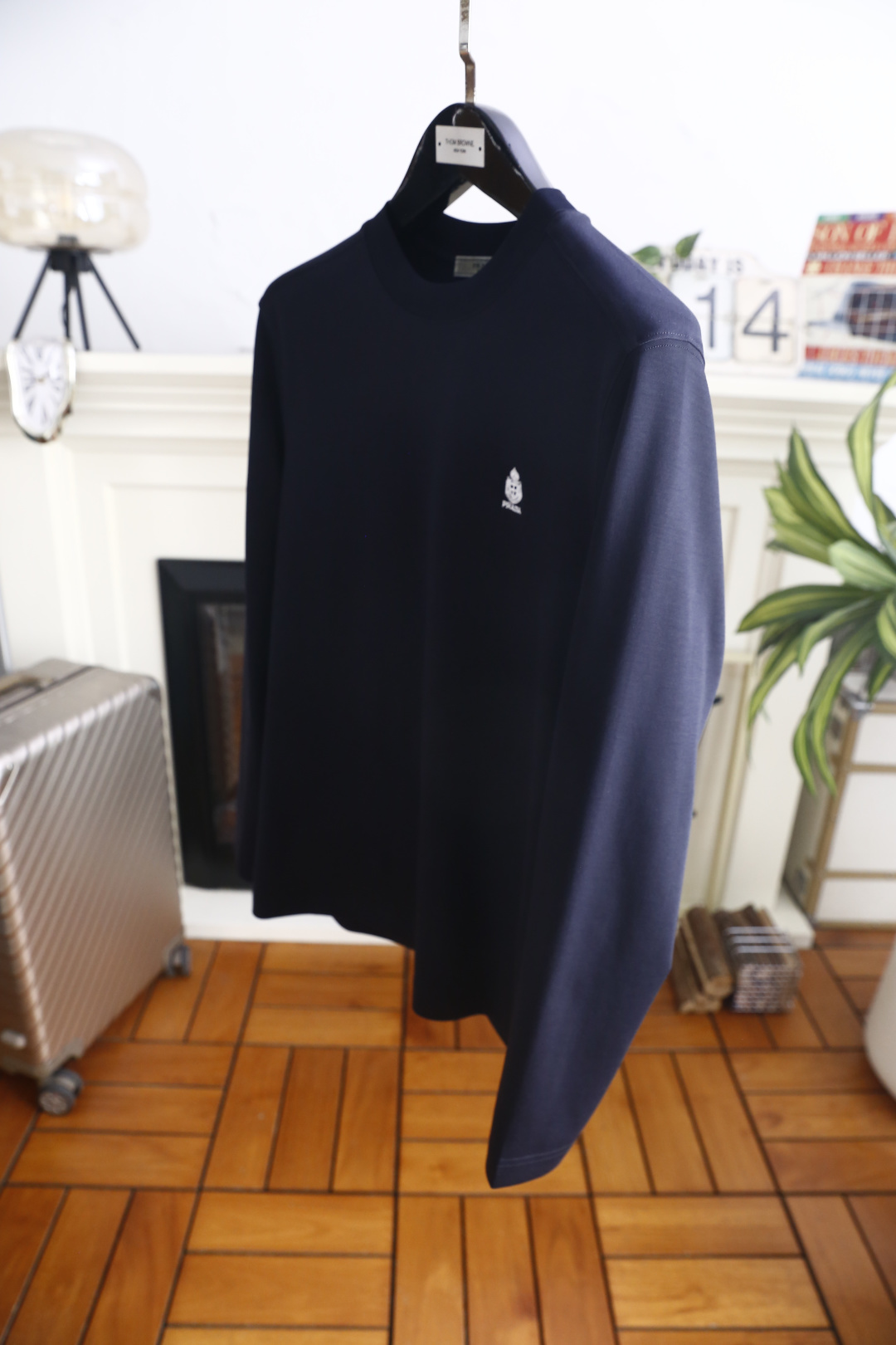 🔥普拉达. 26秋季新品！时尚男士长袖打底T恤，奢牌简约高级调性，胸口精致徽章品牌刺绣小巧醒目，圆领版型工整贴合颈部，利