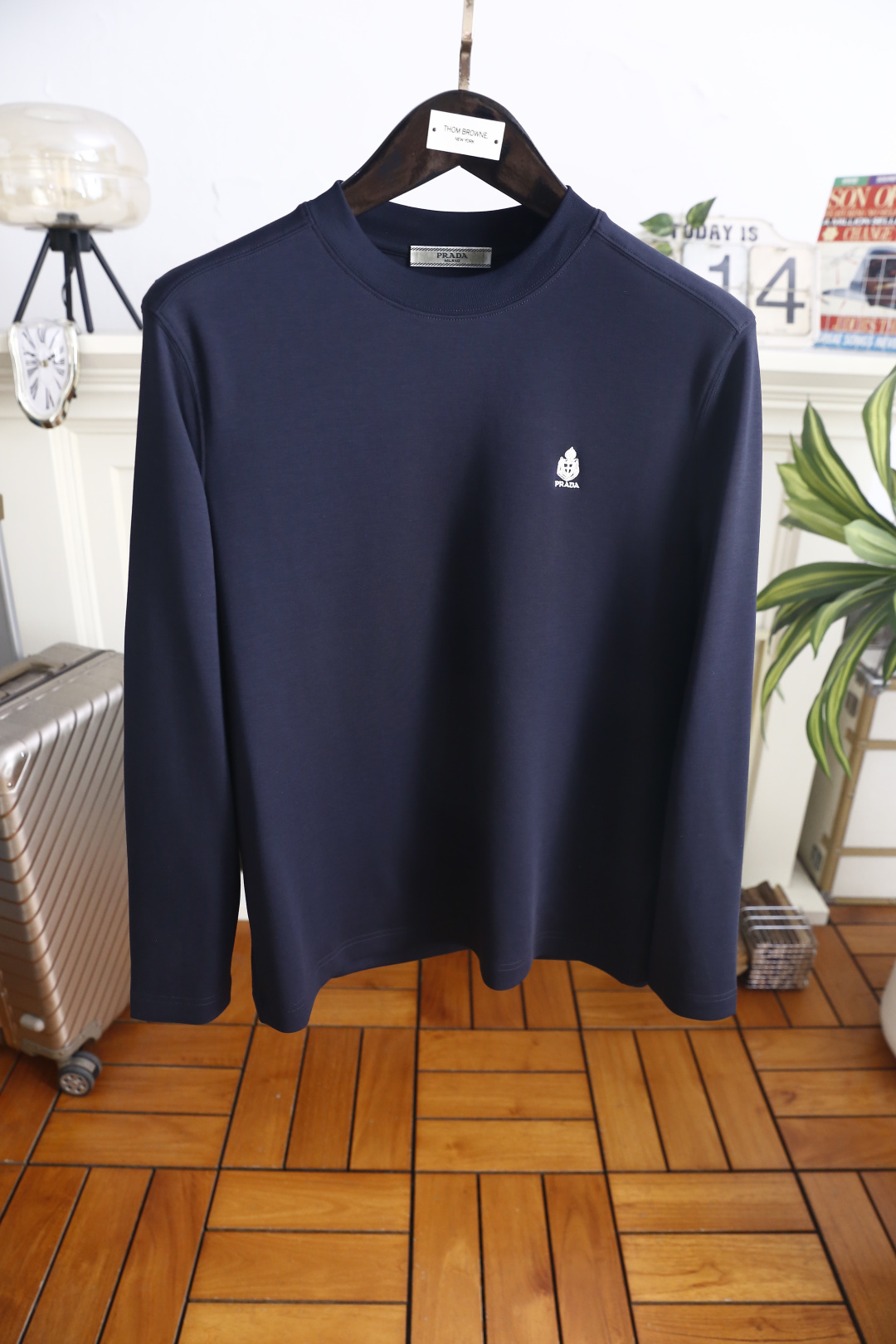 🔥普拉达. 26秋季新品！时尚男士长袖打底T恤，奢牌简约高级调性，胸口精致徽章品牌刺绣小巧醒目，圆领版型工整贴合颈部，利