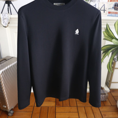 🔥普拉达. 26秋季新品!时尚男士长袖打底T恤,奢牌简约高级调性,胸口精致徽章品牌刺绣小巧醒目,圆领版型工整贴合颈部,利 🔥普拉达. 26秋季新品!时尚男士长袖打底T恤,奢牌简约高级调性,胸口精致徽章品牌刺绣小巧醒目,圆领版型工整贴合颈部,利