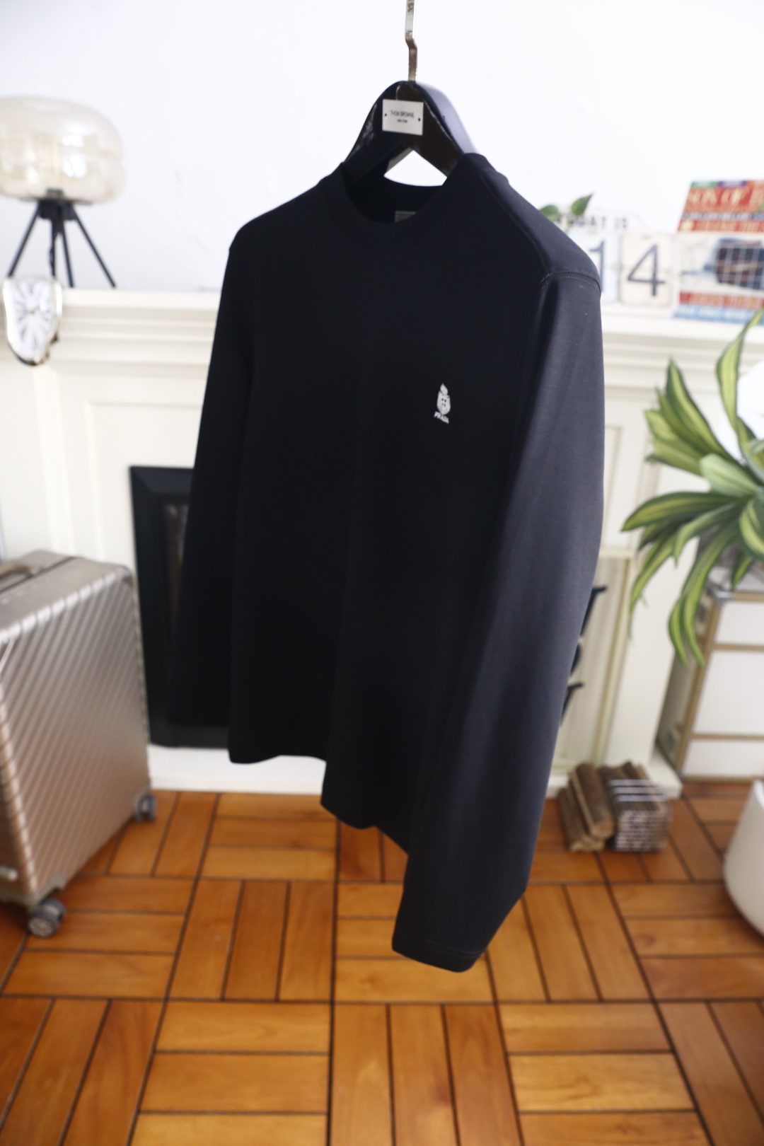 🔥普拉达. 26秋季新品!时尚男士长袖打底T恤,奢牌简约高级调性,胸口精致徽章品牌刺绣小巧醒目,圆领版型工整贴合颈部,利 🔥普拉达. 26秋季新品!时尚男士长袖打底T恤,奢牌简约高级调性,胸口精致徽章品牌刺绣小巧醒目,圆领版型工整贴合颈部,利