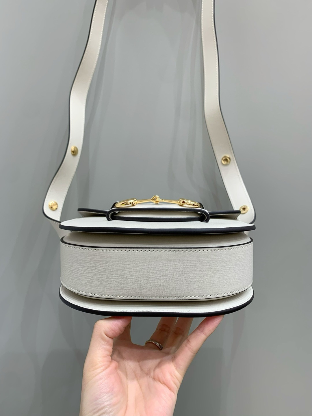 구찌 반원형 새들백 가죽 가방 760191 썸네일 이미지
