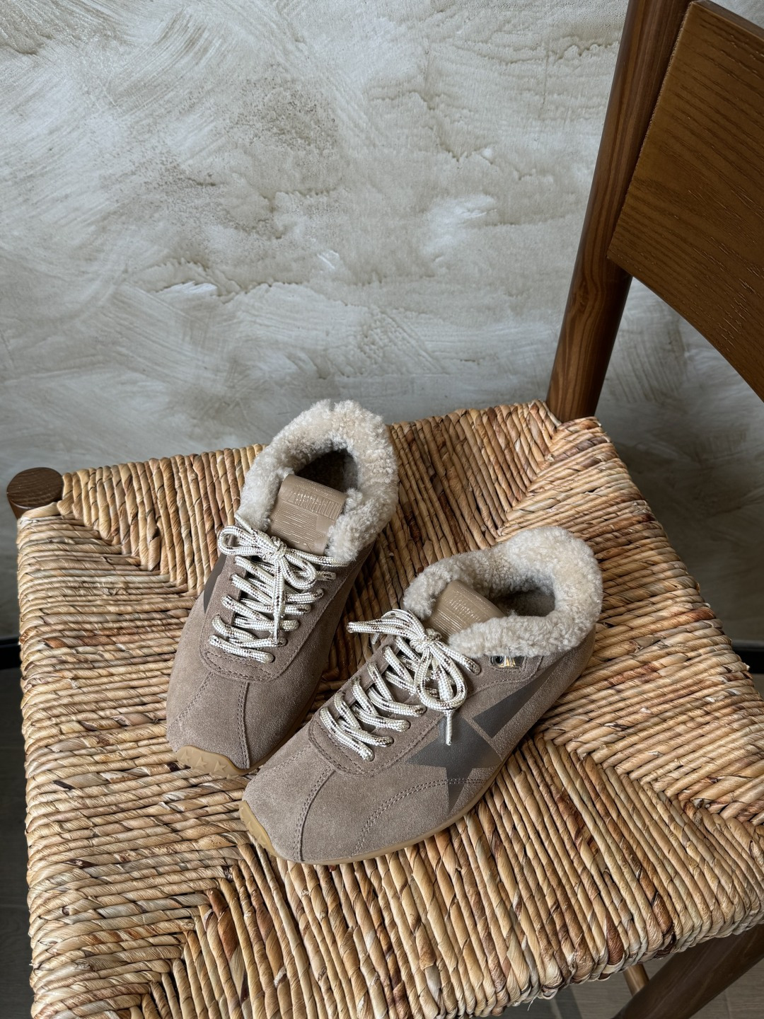 NO:577973,GGDB 25ss Marathon Series Heelys Shoes Wool Marathon Seed - American track and field style in the 1970s outlines the aesthetics of speed with simple lines, and the light and thin shoes break the traditional constraints. The nylon surface and leather are spliced, which is light and breathable, and perfectly interprets the competitive spirit. The low-top design frees the ankle, and the streamlined sole improves the grip. The bright color matching highlights the vitality and integrates the passion of the competition into daily wear. This style is still a classic paradigm of sports aesthetics, witnessing the eternal charm of track and field culture.  Upper cowhide or horsehair, lining merino wool, outsole rubber sole SIZE35-40, casual shoes/sports shoes, sneakers, cowhide19860909GGDB 25ss马拉松系列暴走鞋 羊毛款 Marathon Seed-70年代美式田径风以简约线条勾勒速度美学,轻薄鞋款突破传统束缚.尼龙面与皮革拼接,既轻盈又透气,完美诠释竞技精神. 低帮设计解放脚踝,流线型鞋底提升抓地力.明快配色彰显活力,将赛场激情融入日常穿搭.这一风格至今仍是运动美学的经典范式,见证着田径文化的永恒魅力. 鞋面牛皮或马毛 内里美丽奴羊卷毛 大底橡胶底 SIZE35-40,休闲鞋/运动鞋,sneakers,cowhide,Women's Shoes