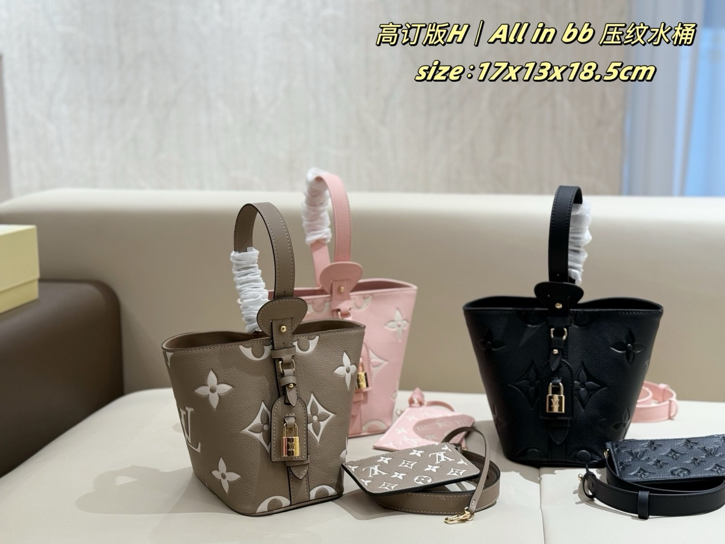 💰380折叠盒 LV!你终于出了个又能装又好看的新包! 经常觉得上班背的包太严肃， 下班出去玩又没办法换成活泼的包。 这次的 all in bb 在我心中完美解决了这个问题!日常就有三种背法，换上长背带还可以斜背重点是，它好能装! 气垫、粉饼、眼影、香水、钥匙、笔袋、小零食全都能放下。出个小远门背上又好看又能装 尺寸：17x13x18.5cm