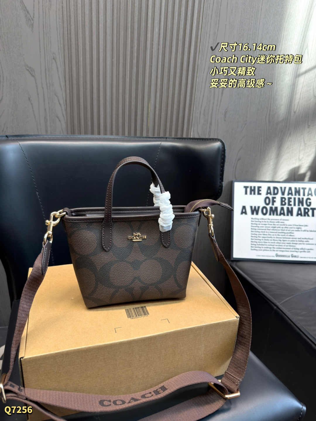 173 Airplane Case | Size: 16.14cm | | Coach City Mini Tote Bag, Classic Presbyopic Canvas + Light Gray Leather Handle, Simple And Versatile The Size Is 16×14×7cm, Compact And Lightweight, Perfect For Daily Travel. The Zipper Closure Is Safer, And Although There Are No Compartments Inside, It Can Hold Mobile Phones, Compacts And Other Small Items, Making It Suitable For Commuting And Shopping. The Shoulder Straps Are Interchangeable And Can Be Carried By Hand, On One Shoulder Or Across The Body, Making It Practical And Fashionable
