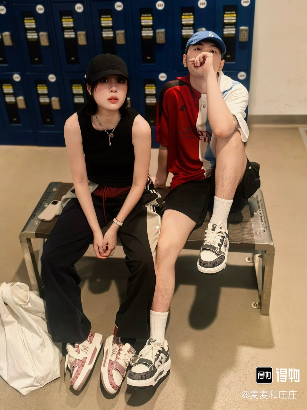 NO:725647,This series of sneakers is a treasure that welds American retro and trendy atmosphere on the shoes. From the cool silver gray presbyopia, retro burgundy presbyopia, to the classic black and white presbyopia and refreshing blue and white presbyopia, each pair has its own exclusive temperament - silver gray is cool and high-end, burgundy is retro and gentle, black and white are versatile and can be matched, and blue and white are energetic and refreshing, satisfying different dressing scenarios, no matter  Whether paired with jeans for American street style, paired with a pleated skirt for a sweet and cool college feel, or paired with suit pants for a relaxed commuting feel, these shoes can be the finishing touch of the look. They are evergreen models that you can put in the shoe cabinet without closing your eyes. Casual shoes/sports shoes, sneakers, skirts, jeans, business  suit19860909这一系列板鞋,是把美式复古和潮流氛围感焊在鞋上的宝藏款从清冷的银灰老花、复古的酒红老花,到经典的黑白老花和清爽的蓝白老花,每一双都有专属气质——银灰清冷高级,酒红复古温柔,黑白百搭不出错,蓝白活力清爽,满足不同穿搭场景,不管是搭配牛仔裤走美式街头风,还是搭百褶裙打造甜酷学院感,或是配西装裤营造松弛通勤感,这些鞋都能成为造型的点睛之笔,是鞋柜里闭眼入都不会踩雷的常青款.,休闲鞋/运动鞋,sneakers,skirts,jeans,business suit,Women's Shoes