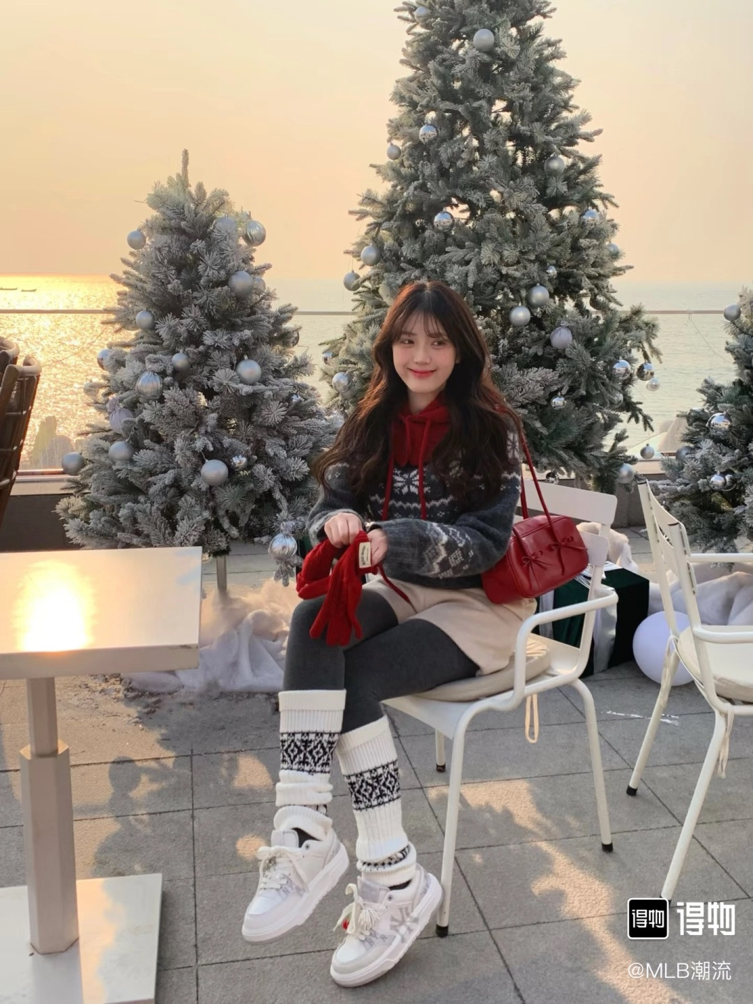 NO:725666,These MLB series sneakers are treasures that have the right balance between 'simple and versatile' and 'street fashion'  The iconic NY team logo is designed with all-over presbyopia prints, which is low-key and recognizable against the pure white shoe body; the thick-soled structure has a 3-5cm heightening effect, which can quietly optimize the proportion of the legs and ensure a soft foot feel for daily walking. The classic black and white presbyopia style has an American street feel, which is clean and eye-catching; the light gray presbyopia style is more cool and advanced, suitable for creating a simple style  Whether you are a student or an office worker, you can easily wear it for commuting or relaxing. Whether paired with jeans and sweatpants for a casual style, or with a pleated skirt or suit pants for a sweet and cool look, these shoes can be seamlessly integrated into your daily look↗, casual shoes/sneakers, sneakers, skirts, jeans, business  suit19860909这几款MLB 系列板鞋,是把“简约百搭”和“街头潮流”平衡得恰到好处的宝藏单品 标志性的NY队标采用老花满印设计,在纯白鞋身的衬托下低调又有辨识度；厚底结构自带3-5cm增高效果,既能悄悄优化腿部比例,又保证了日常行走的柔软脚感.经典的黑白老花款自带美式街头感,干净又吸睛；浅灰老花款则更显清冷高级,适合打造简约通勤或松弛感穿搭,不管是学生党还是上班族都能轻松驾驭.无论是搭配牛仔裤、运动裤打造休闲风,还是配百褶裙、西装裤营造甜酷感,这些鞋都能无缝融入你的日常造型↗,休闲鞋/运动鞋,sneakers,skirts,jeans,business suit,Women's Shoes